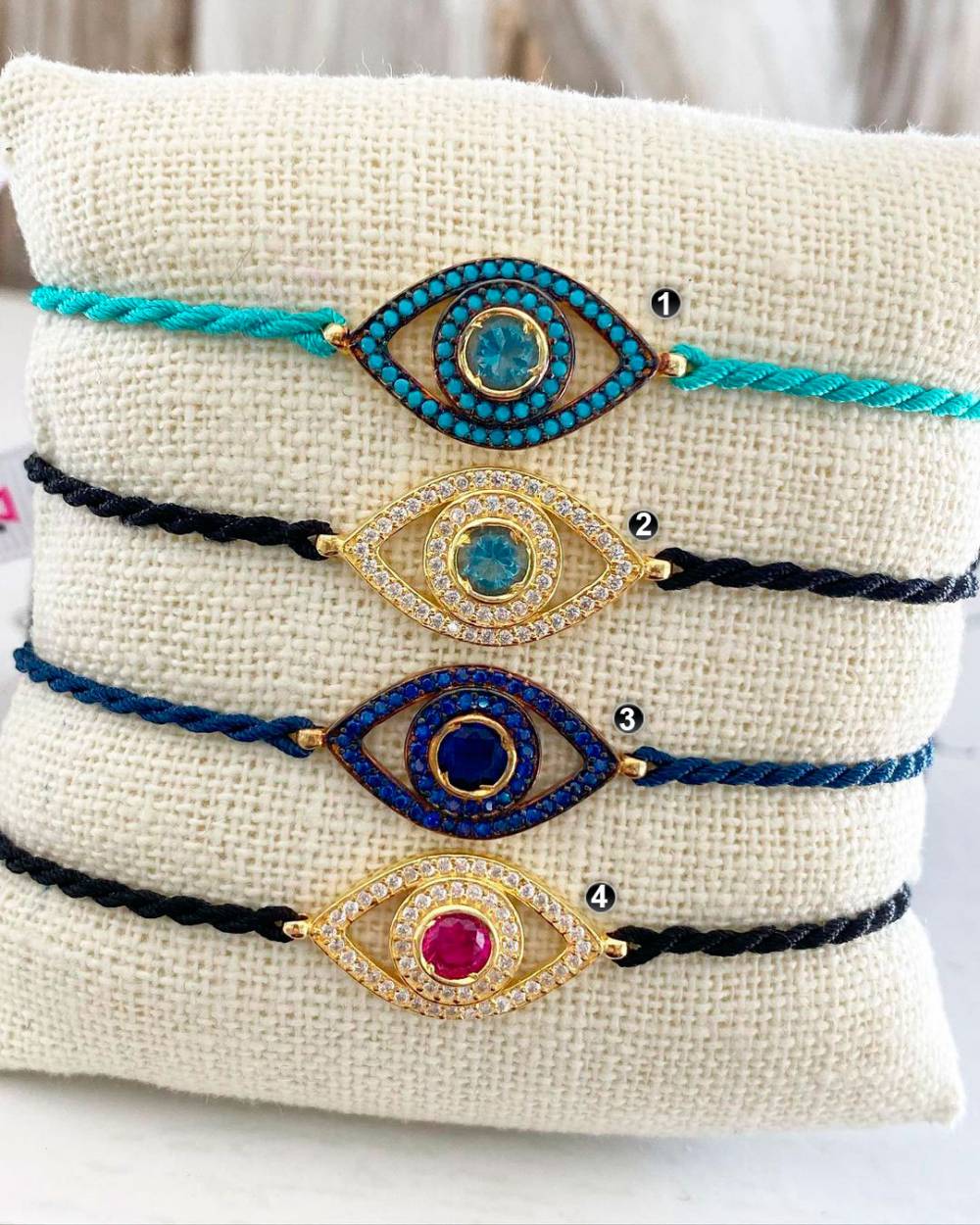 Pulsera Hilo Blanco y Dijes de Buena Suerte. – Aneel Accesorios