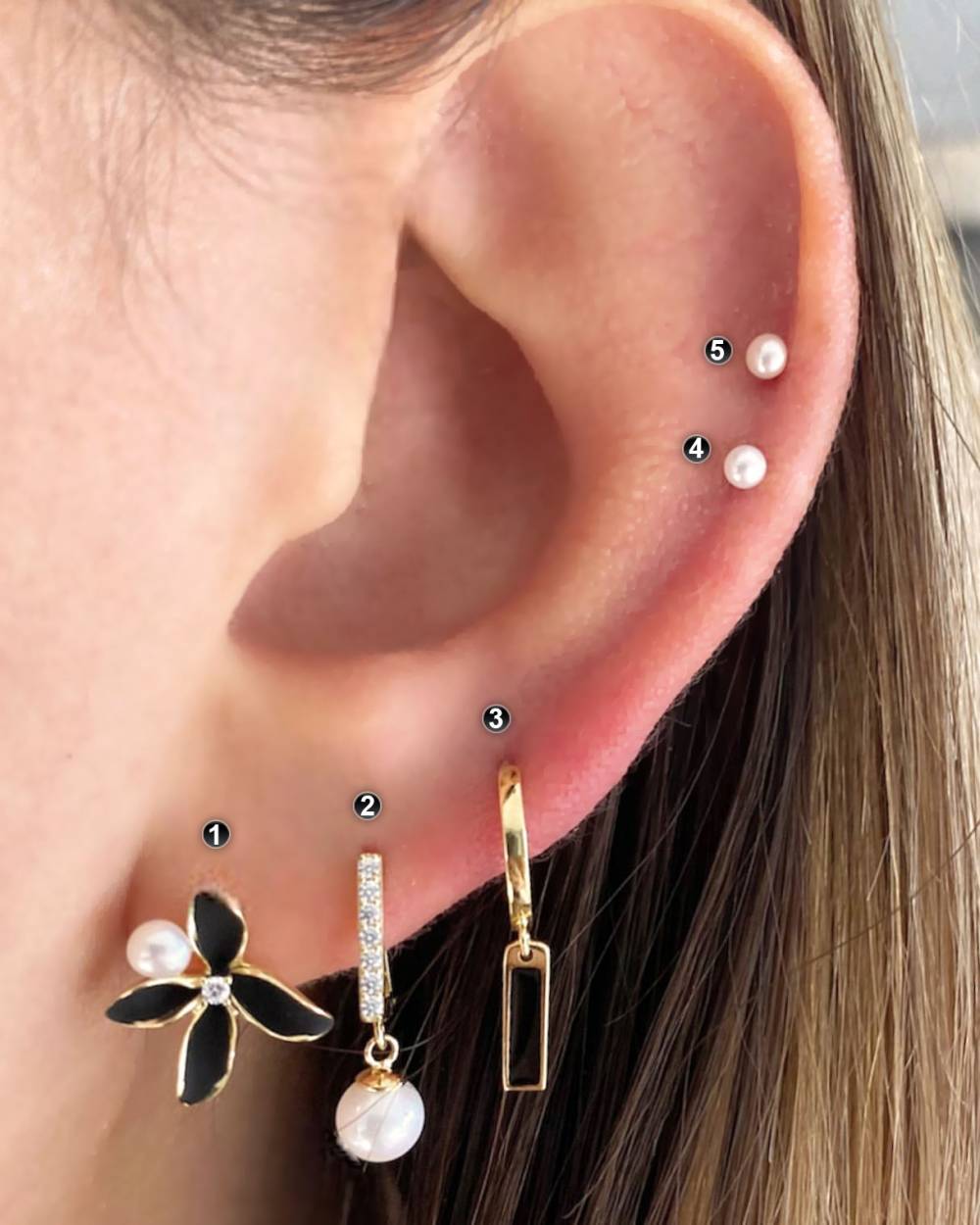 Aretes de flor en plata 925 bañado en oro de 18k y piercing de