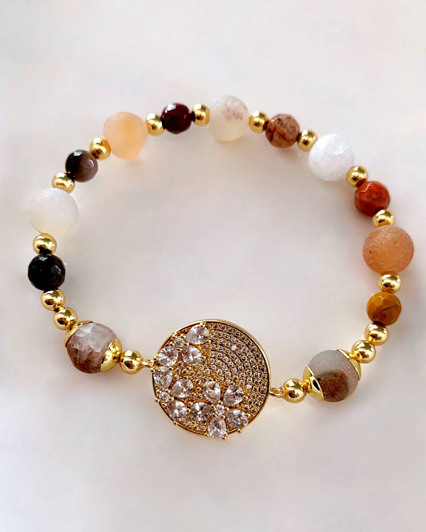 Mineral & Beads Bisuteria ® on Instagram: Letras Doradas para collares de  nombres , pulseras con orificio suficientemente grande 1.0 para que le pase  una cadena o hilo !!! Precio mayorista 1.25$